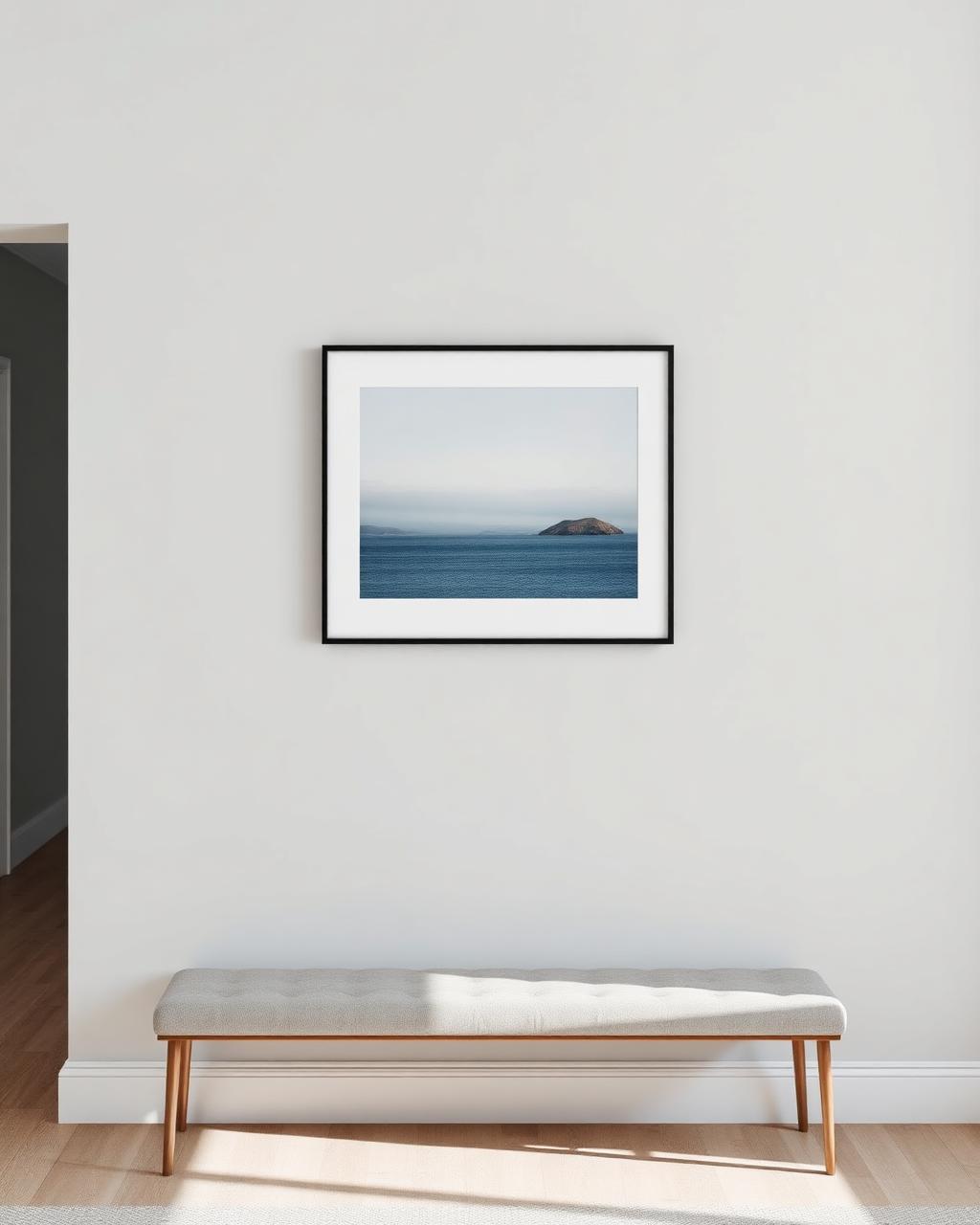 Gerahmte minimalistische Küstenlandschaft über einer Sitzbank